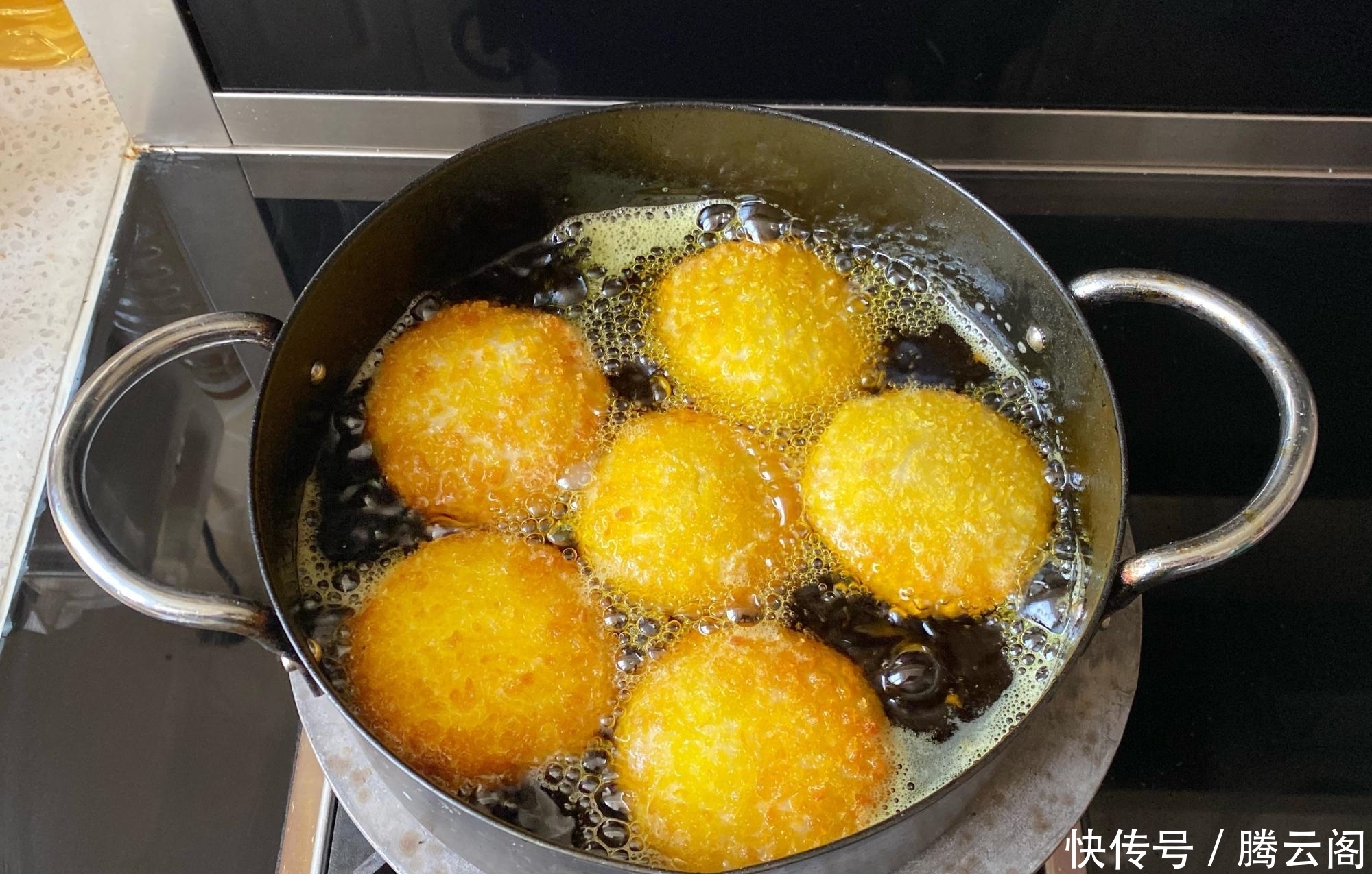 炸糖糕时,第1步直接开水烫面就错了,多加这1步糖糕空心不破皮