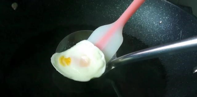 水煮荷包蛋我只服这种做法,不散花,个个圆溜溜,家常实用