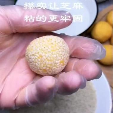  美食|别再去外面买了，大厨教你这样做，一口焖一个芝麻球，简单又好吃