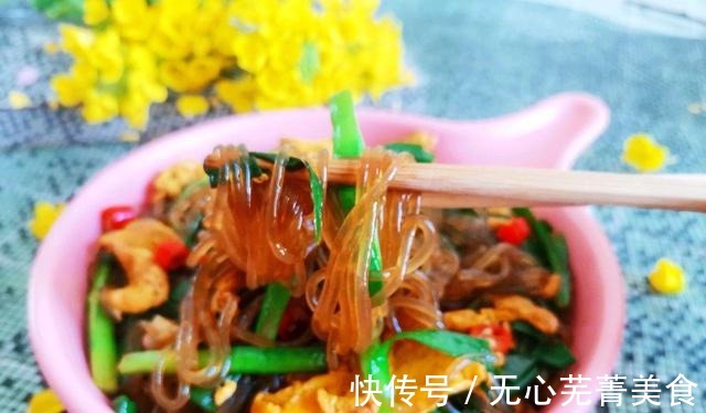 鸡蛋和粉丝一块做,炒一炒就出锅,方便简单,好吃又下饭!