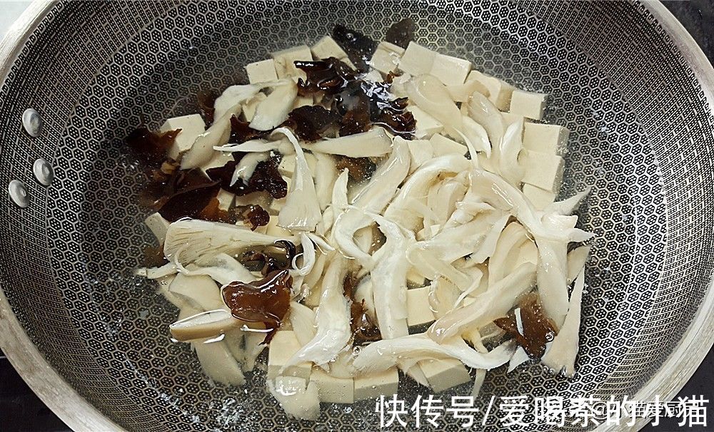 家常溜豆腐这么做,味道鲜美做法简单,比红烧肉还香,特别好吃