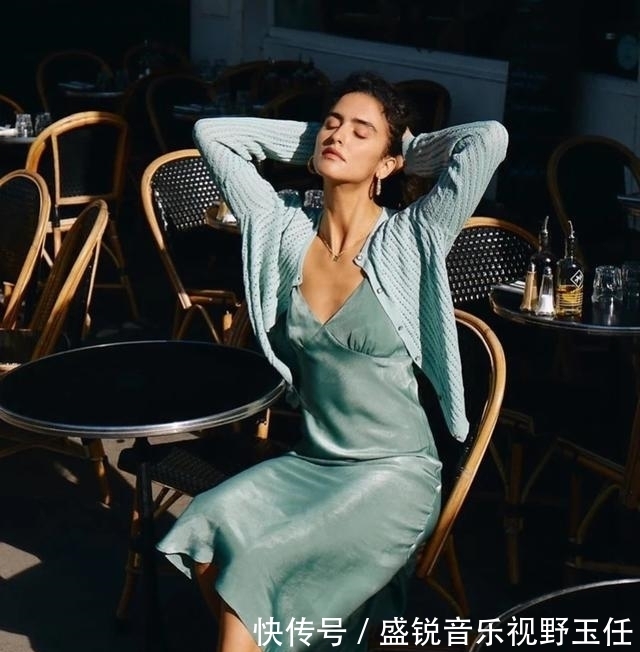 早秋|今秋火了一种穿法叫:“连衣裙+开衫”,时髦显高,照着穿就对了