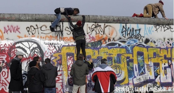 东德|明明是西德统一了东德，为何迁都到东德的柏林