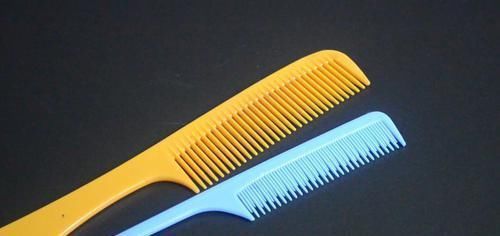 把牙膏涂抹在梳子上太实用了,我也是今天刚知道,看完尽快提醒家人