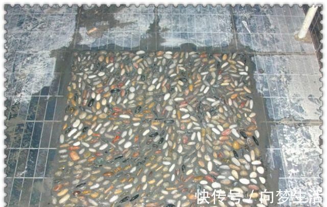 淋浴间|老公在淋浴间铺鹅卵石,就为了给脚底按摩,完工后我愣住了!