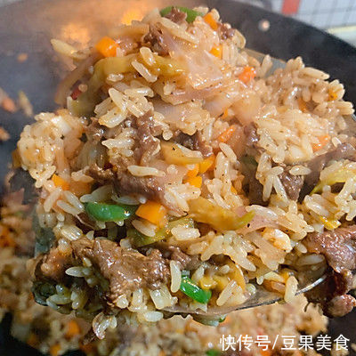 黑椒牛肉蛋包饭|自制黑椒牛肉蛋包饭（简单美味家常菜），再也不用买了