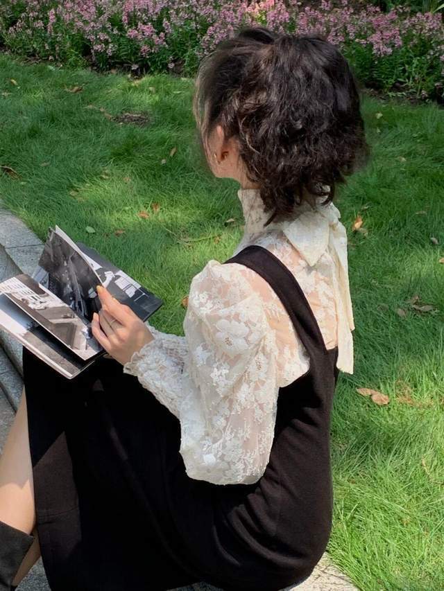 翻领|秋天怎样穿才有气色?身穿一件红色翻领连衣裙,穿上身复古又显白