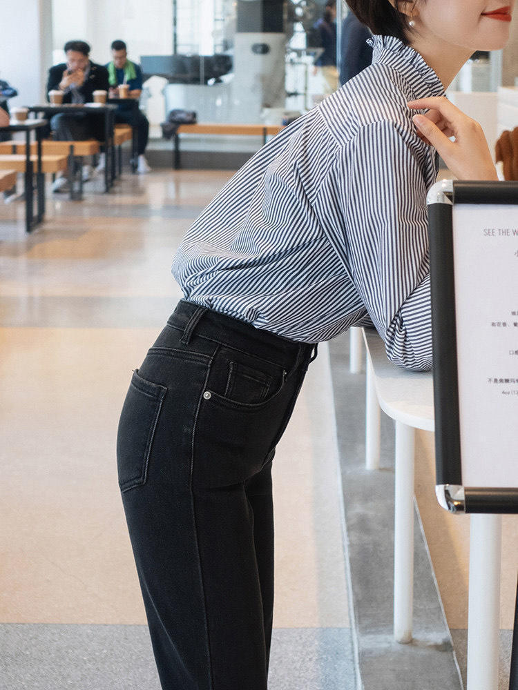 针织衫|秋冬知性内搭怎么穿?条纹衬衫+黑色直筒裤,保暖又百搭