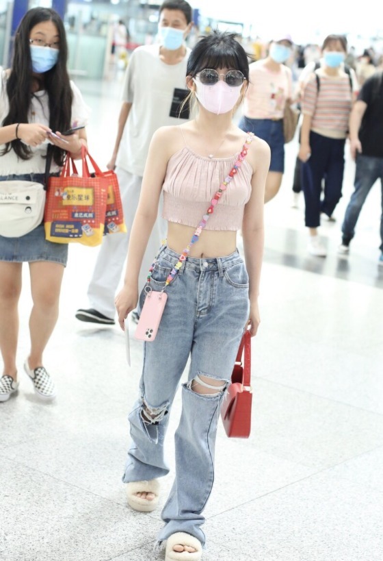 赖美云|赖美云身材比例出众,穿短款吊带搭配牛仔裤,细腰长腿抢眼又抢镜