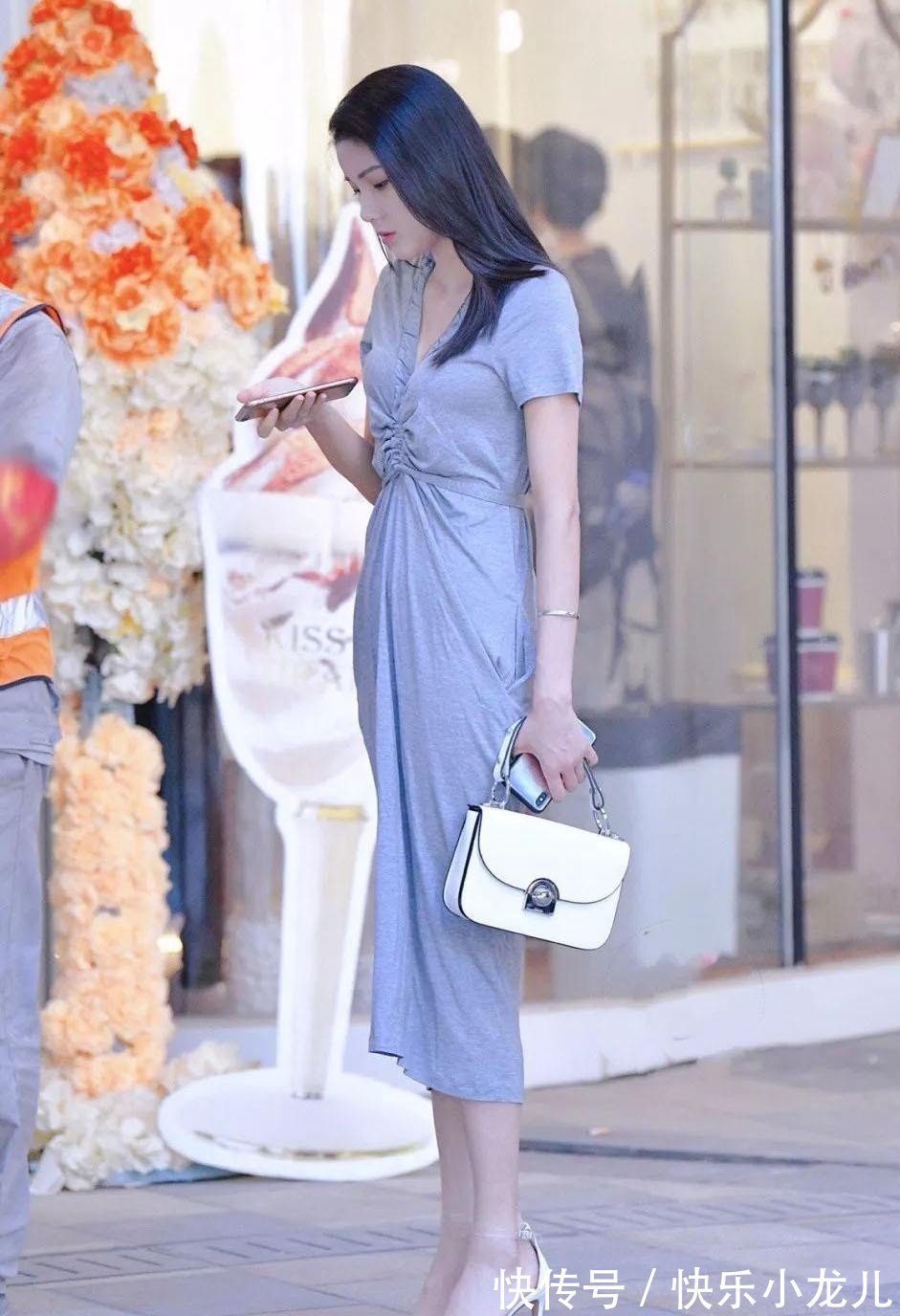 小妹妹|一看这美女就是七分感性,六分现实,成熟韵味透露出性感的一面