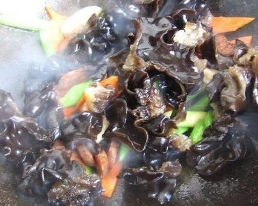 炒木耳，下锅“噼里啪啦”太吓人？大厨教你3招，不炸锅，香又脆