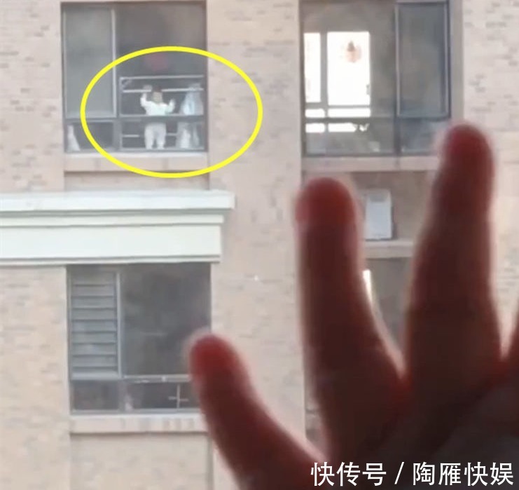 小飞机|宝宝每天都要去窗户边玩,爸爸跟着往外一看,瞬间被萌到