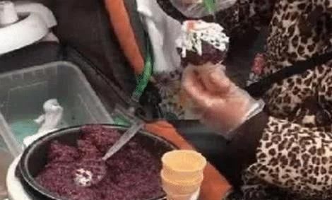 校门口|老奶奶校门口卖独特“冰淇淋”,5元一个,家长鼓励孩子买