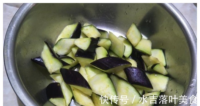 茄子皮|红烧茄子简单好吃的做法,茄子不吸油不变黑,吃起来真香!