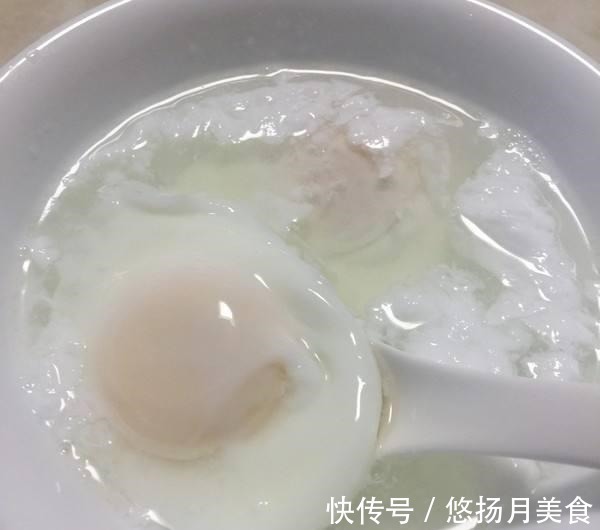 水煮荷包蛋时，水开下锅是错误的，学会这个技巧，鸡蛋圆嫩不散花！