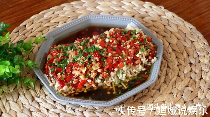蒜蓉剁椒|教你做最简单的剁椒金针菇，配上秘制蒜蓉剁椒酱，味道超赞
