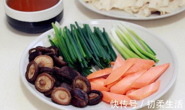 老少皆宜|立秋之后,补钙化痰多吃腐竹,2种素菜炒一盘,真比肉还香