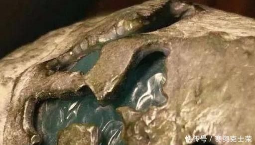 老板娘豪爽30W买下了3公斤的翡翠原石,意外开出完美蓝水翡翠