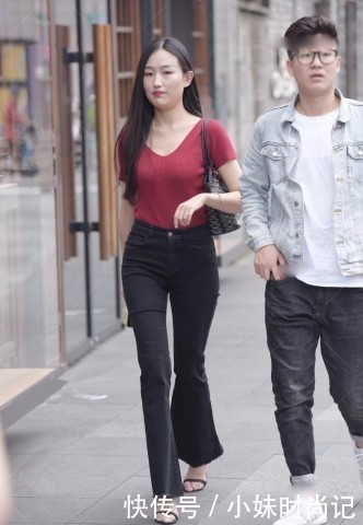 街拍红色上衣塞进喇叭裤尽显“都市女性”夏日风,束脚高跟鞋一般人驾驭不了