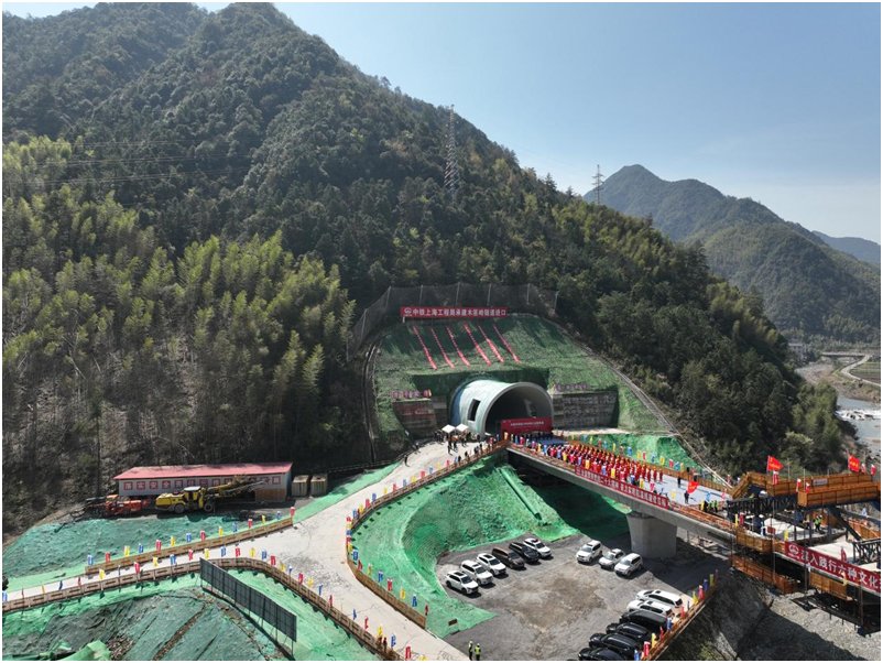 浙江杭温铁路二期万米级隧道贯通 “省域一小时”助力“轨道上的经济圈”