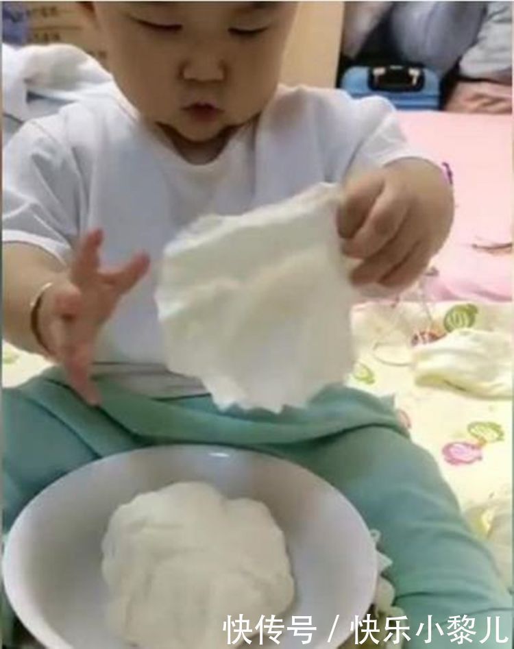 父母|1岁宝宝逛超市把黄桃戳了个洞,“狠心”宝妈指着榴莲:继续戳!