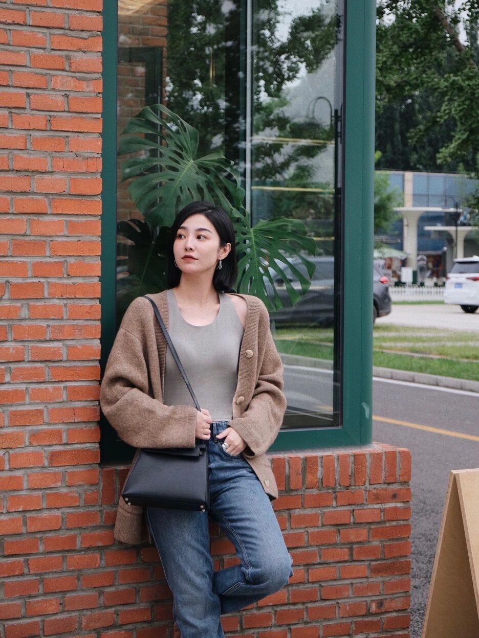 针织开衫|秋天，牛仔裤怎么穿才高级？和针织衫或背心搭配减龄洋气，超好看