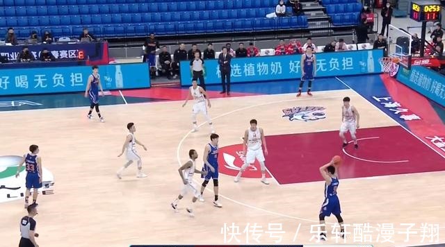 李春江|难堪!郭昊文无人防守秀扣篮,李春江国骂问候马布里