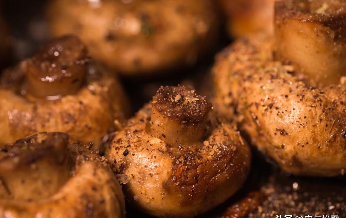 黑椒烤口蘑，鲜香软嫩得让人流口水，吃过都会喜欢，做法超简单