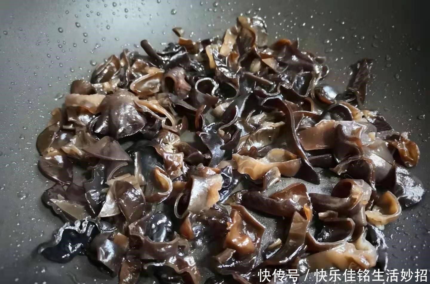 韭黄炒木耳|这菜和黑木耳是绝配,简单一炒,清肠又去脂,正当季,要多吃!