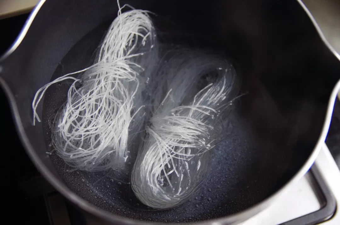 萝卜丝馅饼,一点肉都没放,吃起来确实格外香,刚上桌就被抢光光