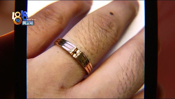 店家 买戒指戴了十几天钻不见了,店家让顾客补钱,顾客有话说