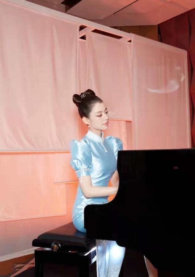 珍珠 吉娜罕见翻车,再穿旗袍秀曲线不输卡戴珊,却被芭比发型拖累