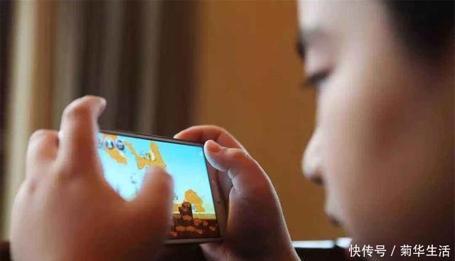 睡眠质量|孩子几岁才能给配手机教育专家这个岁数最好,别太早也别太晚