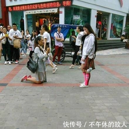 |搞笑图片幽默段子笑话:兄弟你头上戴个钢盆是来挡雨么?哈哈