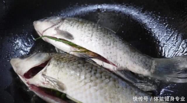 炖鲫鱼汤时别直接加水炖,多加两个“它”,炖的鱼汤比牛奶白!