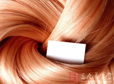 只需一根卷发棒告别干枯发质