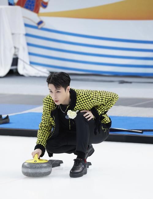 彭昱畅|取代彭昱畅?成《向往的生活》常驻嘉宾,穿军大衣现身