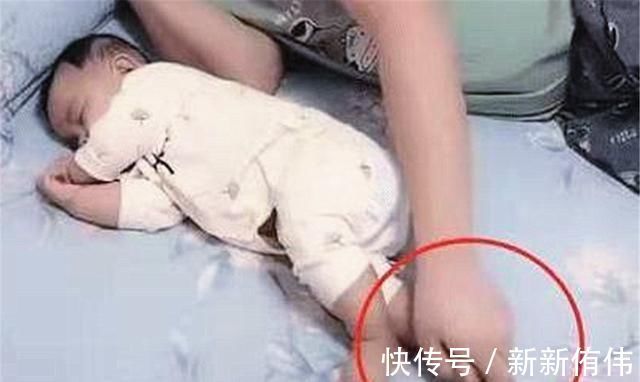 惊醒|“紧张爸爸”火了,睡午觉半道惊醒检查孩子,一旁的宝妈乐坏了