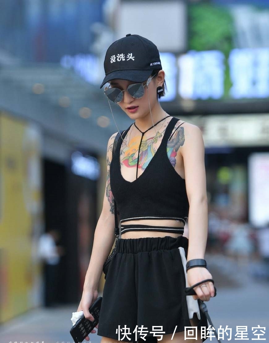 路人街拍，纹身和狗，一看就很“富有”