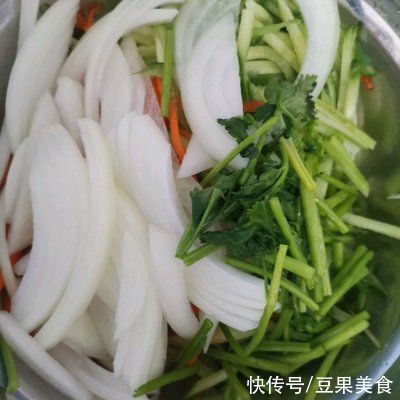 老少皆宜的凉拌豆皮，香软咸鲜，味美可口