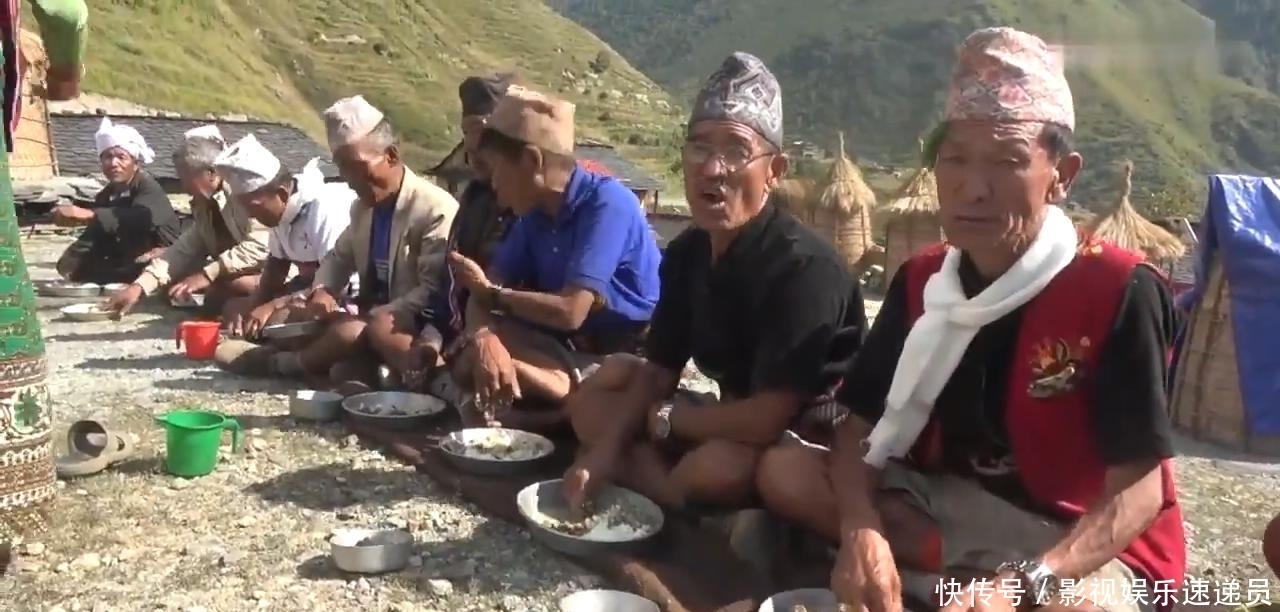 农村|尼泊尔农村大型酒席,场面壮观,只吃一个菜咖喱羊肉配米饭