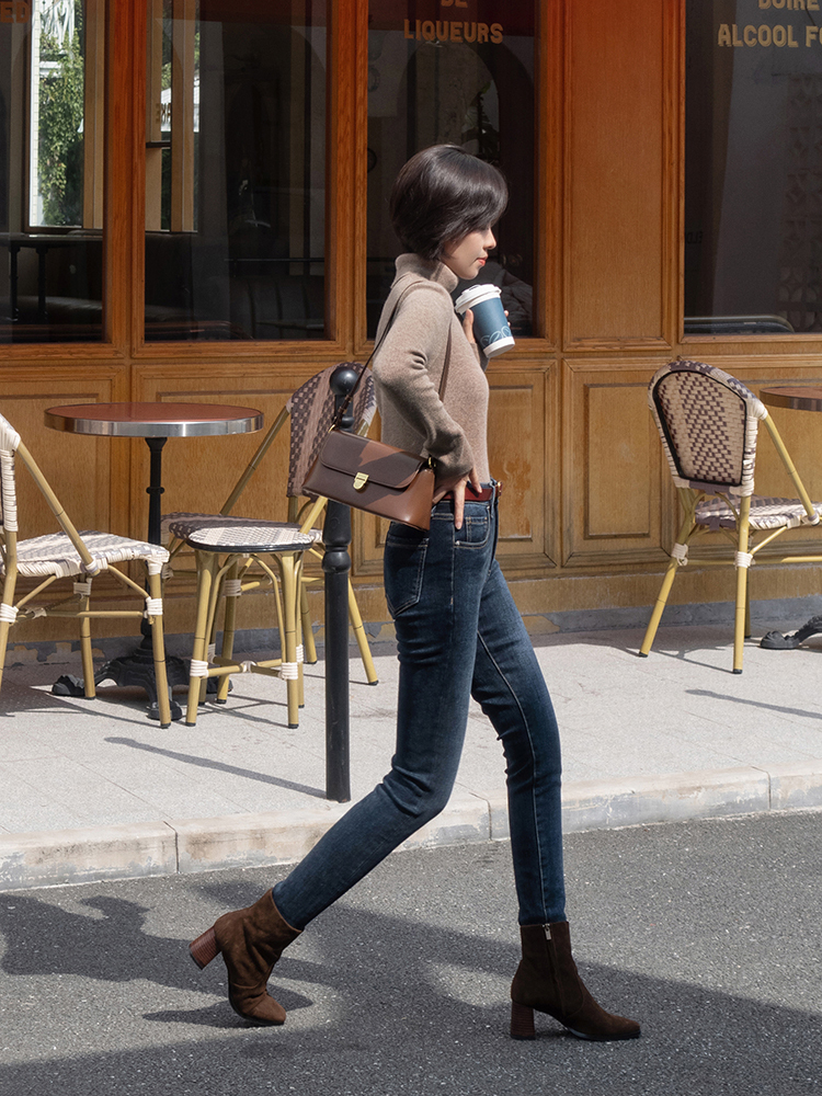 直筒|奔三奔四的女性如何选牛仔裤,掌握这几个搭配方法,洋气又减龄