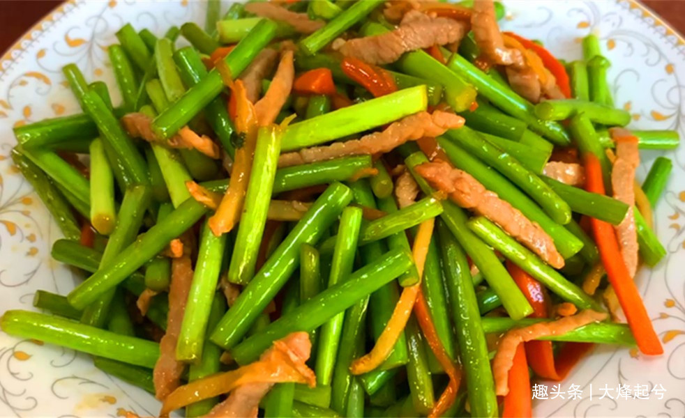 炒蒜苔时，有人过油有人过水，都不对，教你正确做法，鲜嫩又入味