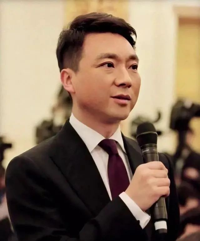 硬笔书法!“国脸”康辉的硬笔书法不是闹着玩的,果敢沉稳,字如其人,耐看