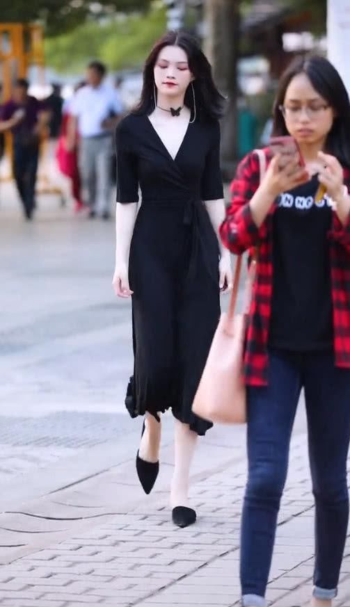 街拍小姐姐皮肤白得像“全身打了高光”,路人看到很扎心
