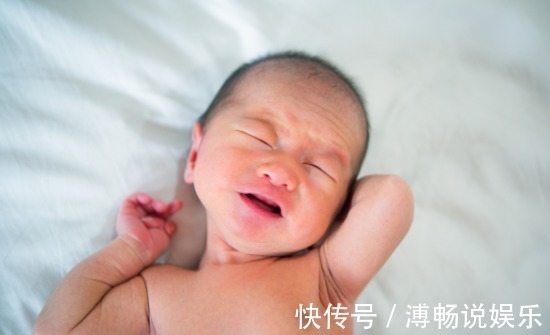 新生儿|“暴脾气”新生儿走红,抓着医生不撒手剪了我脐带还想跑