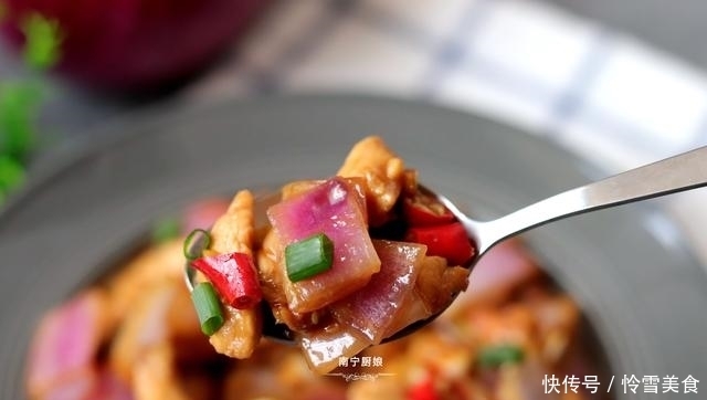 洋葱和鸡肉搭配这样做,特别开胃下饭,吃过一次的人还想吃第二次