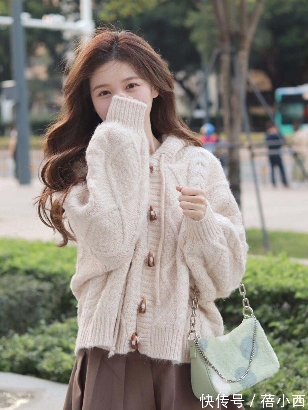 牛角扣|紧身裤过时了,这个冬季流行“毛衣+半身裙”,轻松穿出不俗气质