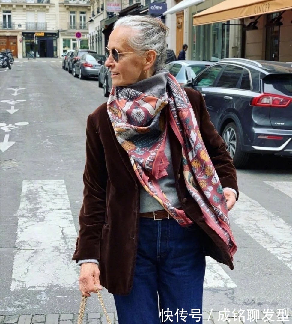 时髦 年龄大不是借口,这位奶奶头发花白照样爱打扮,穿搭时髦状态超赞