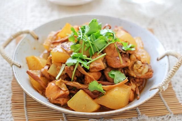 冬吃萝卜夏吃姜，加上3个鸡腿炖一锅，就是一道百吃不腻的好菜